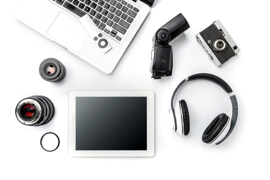 Laptop, Kamera, Kopfhörer und Tablet